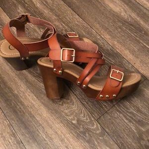 Sandals with heel